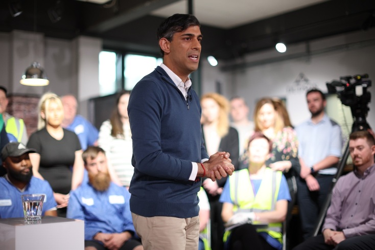 Ο Βρετανός πρωθυπουργός Ρίσι Σούνακ μιλάει μπροστά σε εργαζόμενους