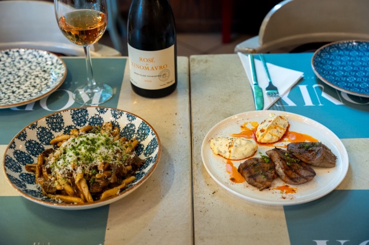 Κορωνίς: Δεκατιανό, μεζέδες και απεριτίφ κάτω από τα δροσερά πλατάνια της Σοφούλη 