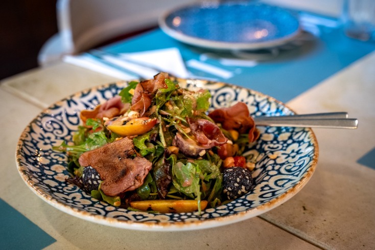 Κορωνίς: Δεκατιανό, μεζέδες και απεριτίφ κάτω από τα δροσερά πλατάνια της Σοφούλη 