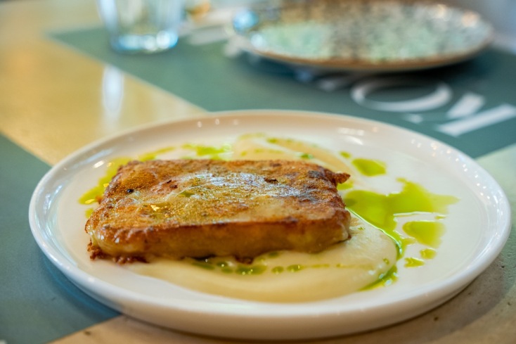 Κορωνίς: Δεκατιανό, μεζέδες και απεριτίφ κάτω από τα δροσερά πλατάνια της Σοφούλη 