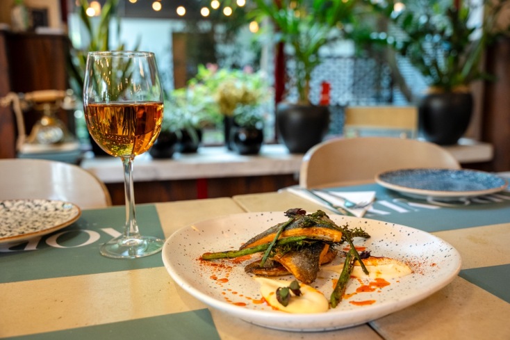 Κορωνίς: Δεκατιανό, μεζέδες και απεριτίφ κάτω από τα δροσερά πλατάνια της Σοφούλη 