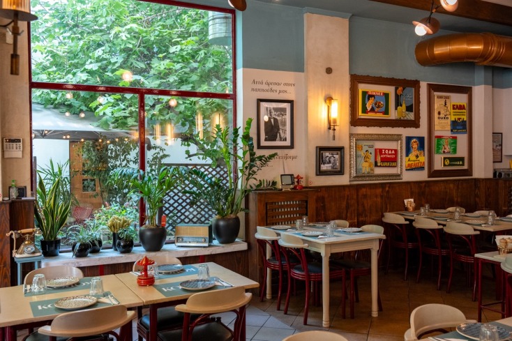 Κορωνίς: Δεκατιανό, μεζέδες και απεριτίφ κάτω από τα δροσερά πλατάνια της Σοφούλη 