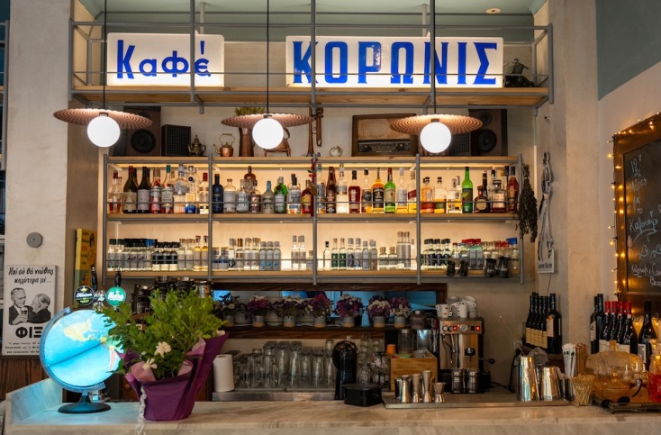 Κορωνίς: Δεκατιανό, μεζέδες και απεριτίφ κάτω από τα δροσερά πλατάνια της Σοφούλη 