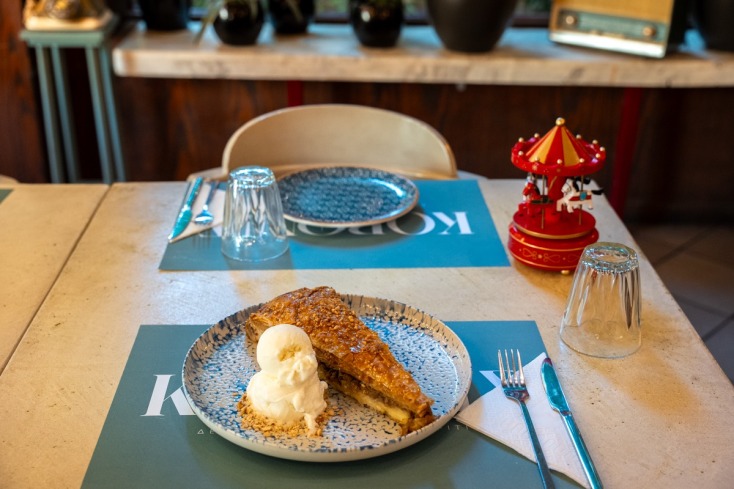 Κορωνίς: Δεκατιανό, μεζέδες και απεριτίφ κάτω από τα δροσερά πλατάνια της Σοφούλη 