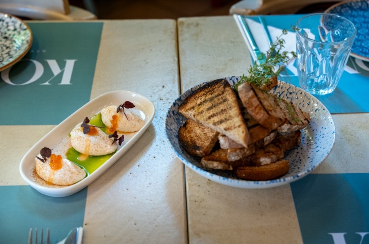 Κορωνίς: Δεκατιανό, μεζέδες και απεριτίφ κάτω από τα δροσερά πλατάνια της Σοφούλη 