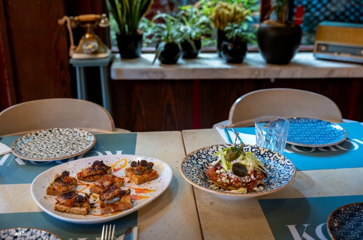 Κορωνίς: Δεκατιανό, μεζέδες και απεριτίφ κάτω από τα δροσερά πλατάνια της Σοφούλη 