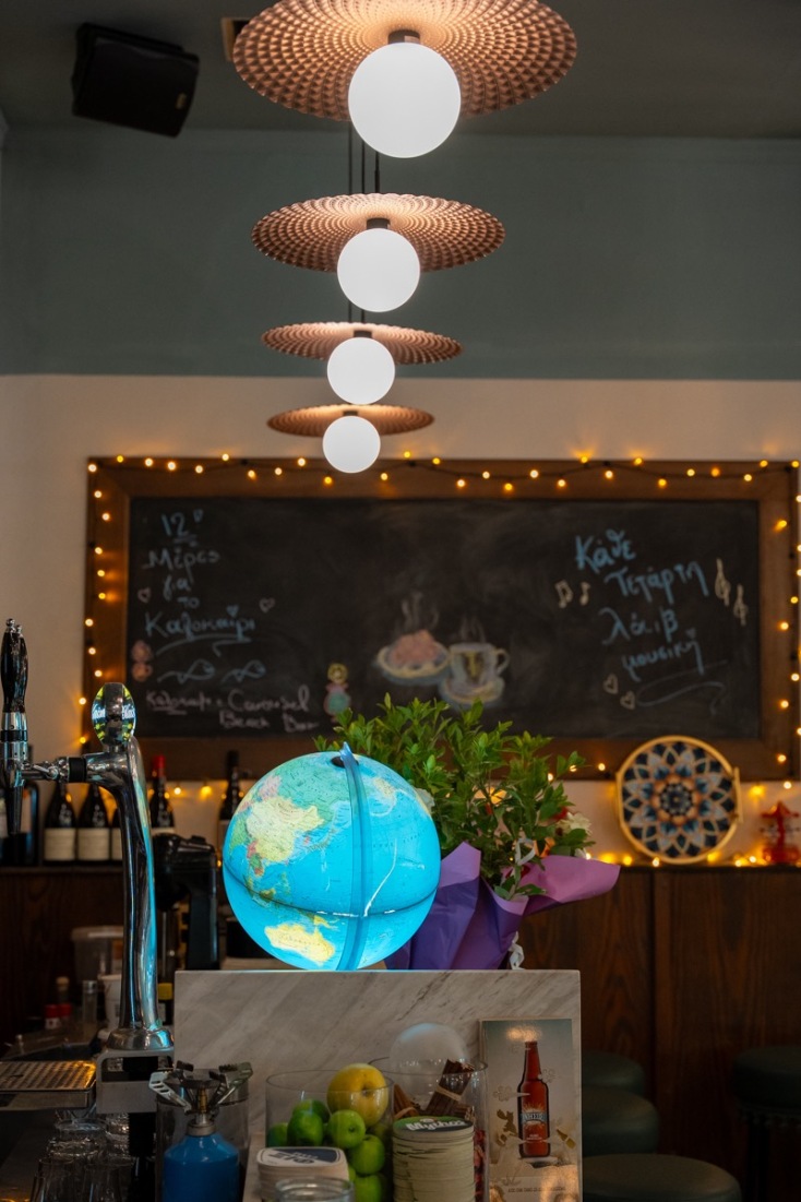 Κορωνίς: Δεκατιανό, μεζέδες και απεριτίφ κάτω από τα δροσερά πλατάνια της Σοφούλη 