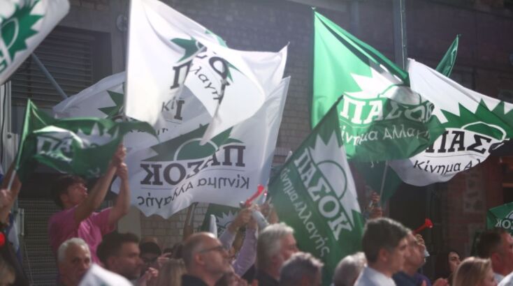 Με πυρσούς, κόρνες και τον ύμνο του ΠΑΣΟΚ υποδέχτηκε η Θεσσαλονίκη τον Νίκο Ανδρουλάκη