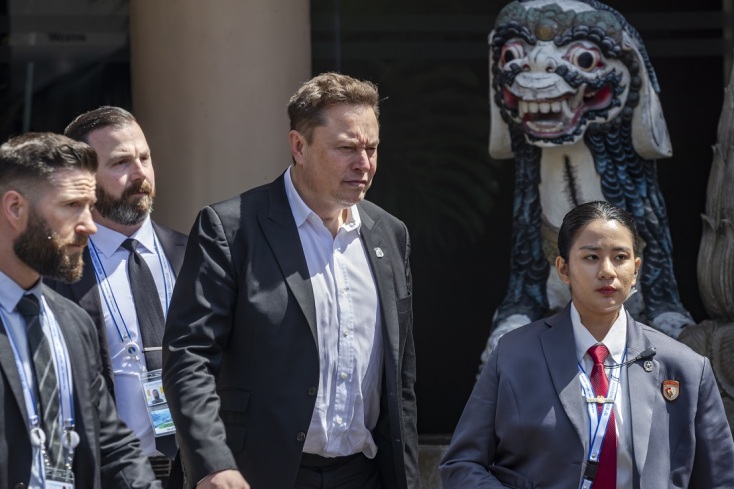 3 ανδρες, μια γυναικα, αγαλμα δρακου