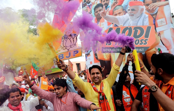 Υποστηρικτές του Μόντι πανηγυρίζουν τη νίκη τους