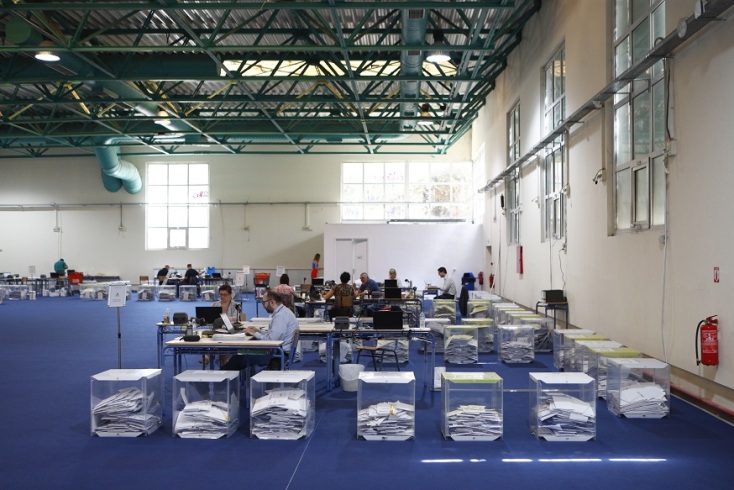 Ευρωεκλογές 2024: Σε εξέλιξη η διαλογή επιστολικών ψήφων στο εκθεσιακό κέντρο Περιστερίου