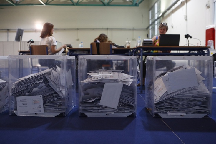 Ευρωεκλογές 2024: Σε εξέλιξη η διαλογή επιστολικών ψήφων στο εκθεσιακό κέντρο Περιστερίου