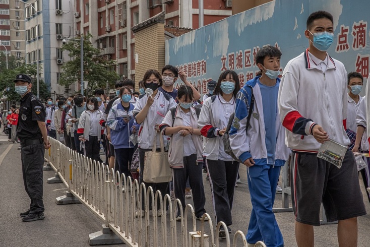 κινεζοι μαθητες περιμενουν στην ουρα