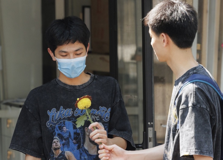 2 μαθητές με ηλιοτρόπιο