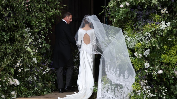  Η Olivia Henson έφτασε με τον πατέρα της Rupert Henson στον Καθεδρικό ναό του Τσέστερ