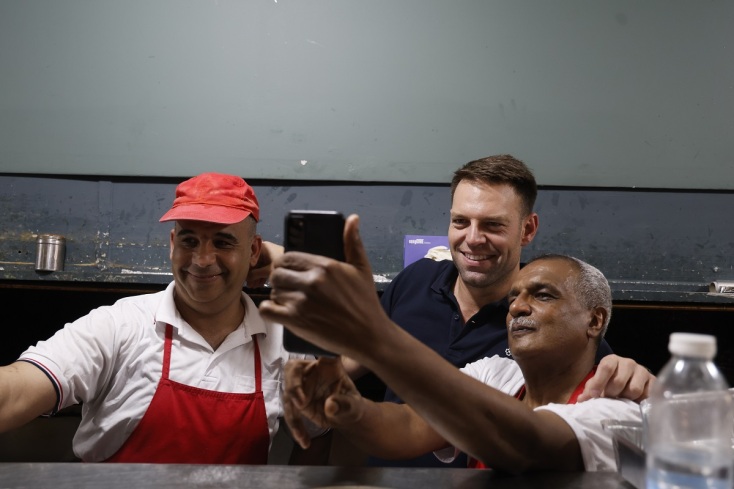 Στιγμές χαλάρωσης για τον πρόεδρο του ΣΥΡΙΖΑ λίγο πριν τις εκλογές