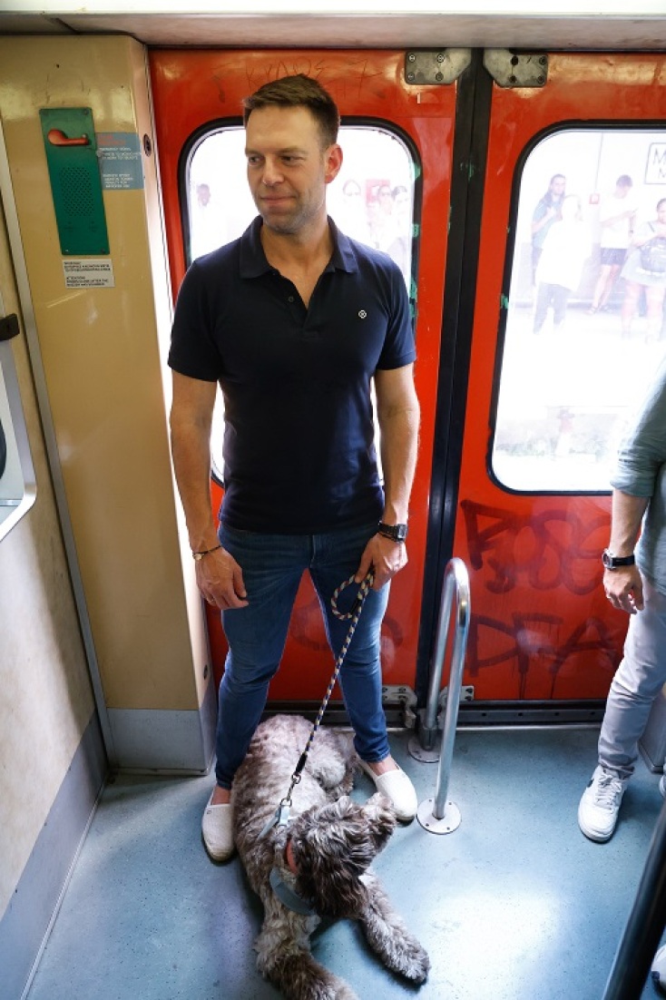 Στιγμές χαλάρωσης για τον πρόεδρο του ΣΥΡΙΖΑ λίγο πριν τις εκλογές