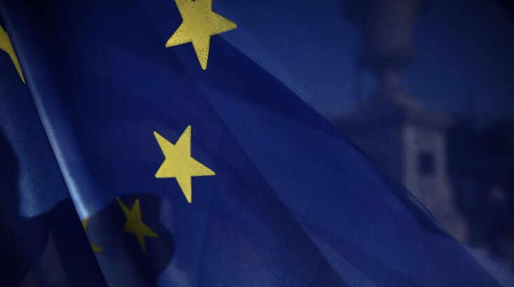 Κοντινή λήψη σημαίας της ΕΕ που κυματίζει