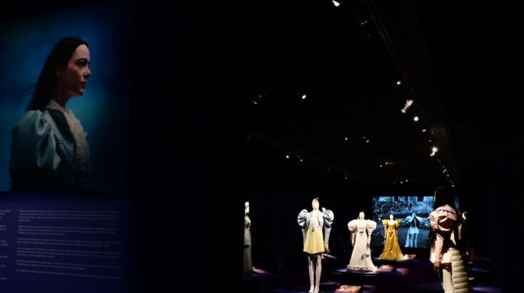 Τα κουστούμια του «Poor Things» κοσμούν το Μουσείο Μπενάκη