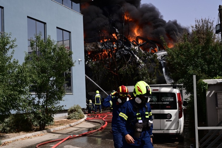 πυροσβεστες, φωτια, σπιτια