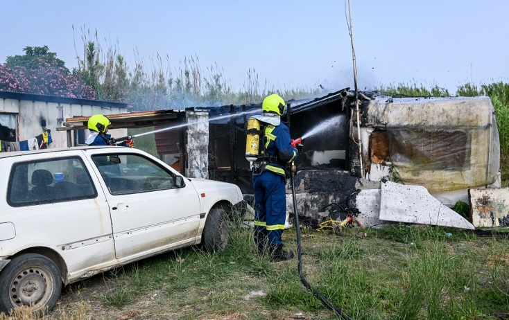 πυροσβεστες, φωτια, σπιτι