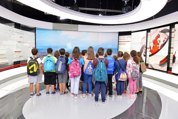 νεαροι μαθητες με τσαντες