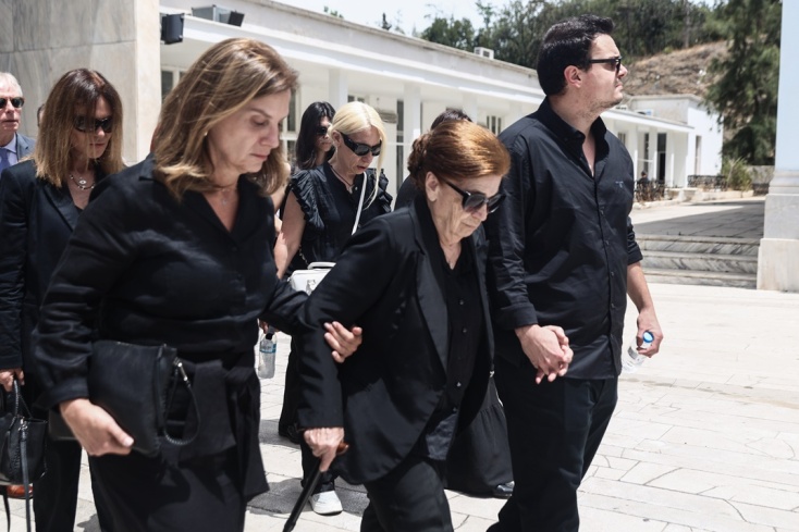 Η αδελφή και οι ανιψιές της Δέσποινας Στυλιανοπούλου πίσω από το φέρετρο της ηθοποιού