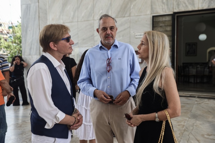 Ο Μάκης Δελαπόρτας στην κηδεία της Δέσποινας Στυλιανοπούλου