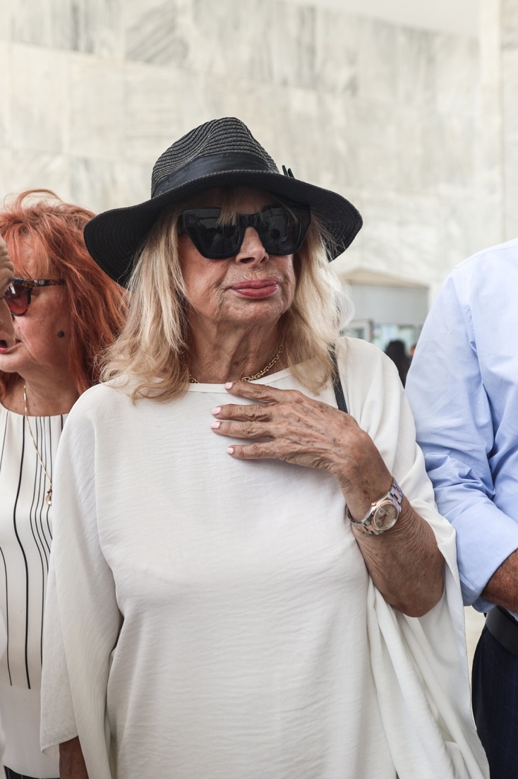 Η Άννα Φόνσου στην κηδεία της Δέσποινας Στυλιανοπούλου