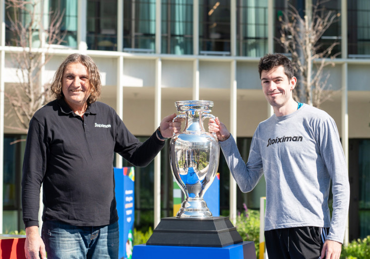 Ο χρυσός Ολυμπιονίκης, Μίλτος Τεντόγλου και ο προπονητής του, Γιώργος Πομάσκι με το τρόπαιο του Euro στο Kaizen Campus