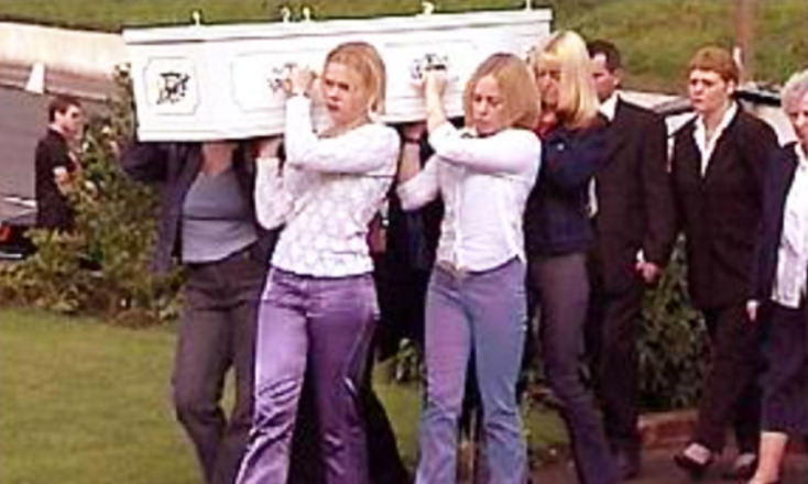 Συμμαθήτριες της κρατούν στους ώμους τους την Λιάν Τίρναν στην κηδεία της