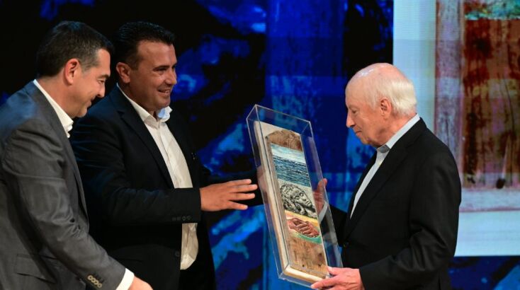 Τσίπρας και Ζάεφ βράβευσαν τον Νίμιτς στη «Διεθνή Διάσκεψη για την Ειρήνη και τη Βιώσιμη Ανάπτυξη» 