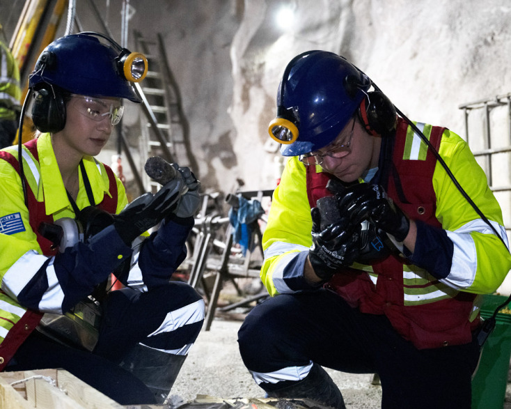 Νέοι εργαζόμενοι στο υπόγειο μεταλλείο της Ολυμπιάδας