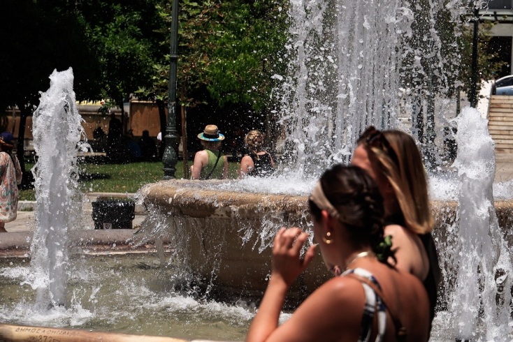 συντριβανι, περαστικοι, πλατεια