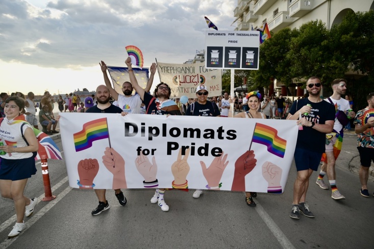 Πανό με σύνθημα «Diplomats for pride» στο Europride 2024 στη Θεσσαλονίκη