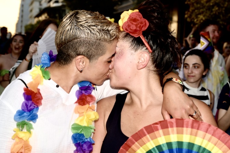Συμμετέχοντες στο Europride 2024 της Θεσσαλονίκης ανταλλάσσουν φιλιά μπροστά τον φωτογραφικό φακό