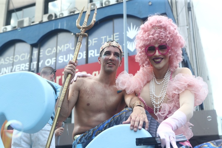 Άτομα της ΛΟΑΤΚΙ + κοινότητας πάνω σε άρμα του Europride 2024