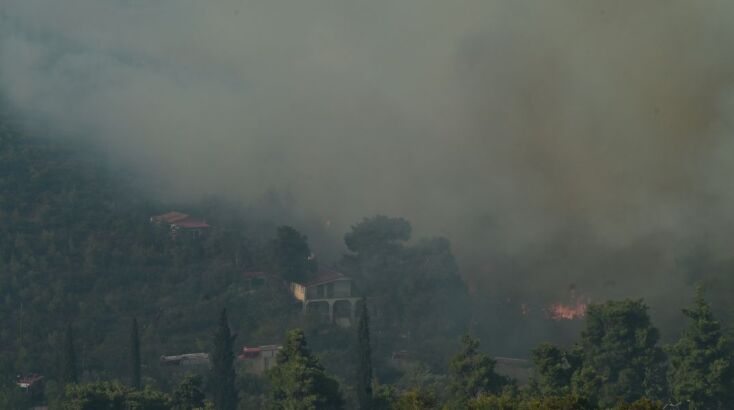 Το μέτωπο είναι κοντά σε σπίτια 