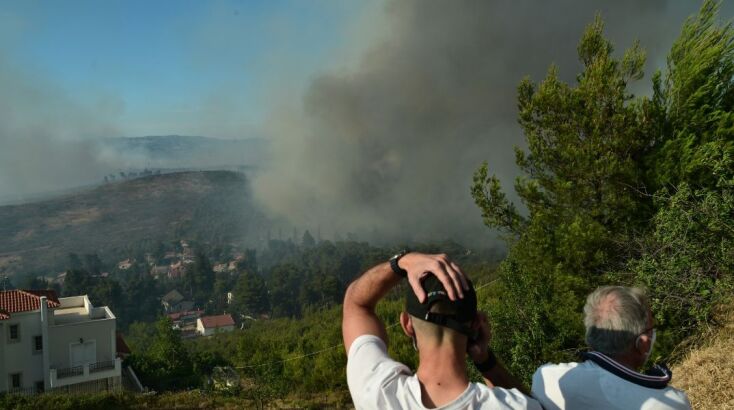 Το μέτωπο είναι κοντά σε σπίτια