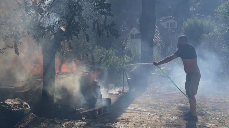 Μάχη κόντρα στον άνεμο στη Σταμάτα