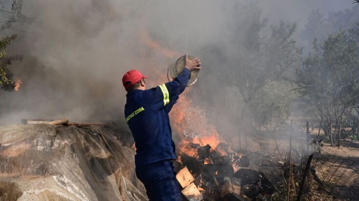 Μάχη κόντρα στον άνεμο στη Σταμάτα 