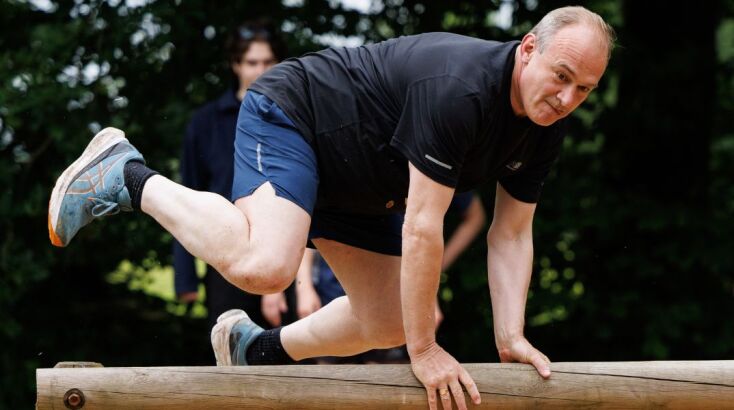 O ηγέτης των Lib Dem σερ Εντ Ντέιβι εν δράσει