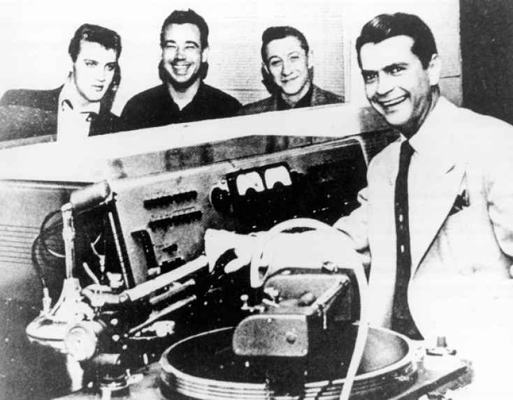 Ο Elvis Presley μαζί με τους Scotty Moore, Bill Black και Sam Philips 