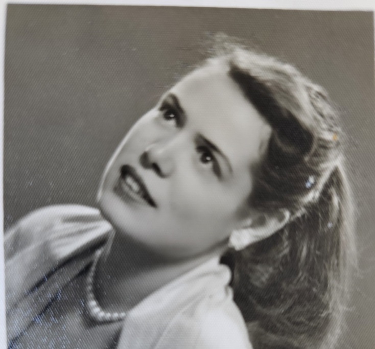 H Αθανασία Συγγελάκη ως απόφοιτος της Δραματικής Σχολής του Θεάτρου Τέχνης