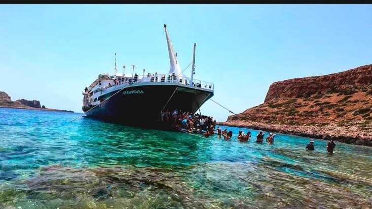 Κρήτη: Απίστευτες εικόνες με τουρίστες στο νερό μέχρι τον λαιμό για να βγουν από το πλοίο