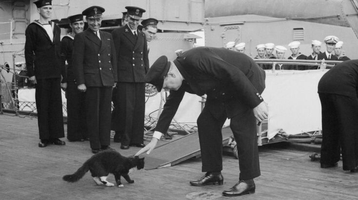 O Churchill με τον Blackie τη μασκότ βρετανικού πολεμικού πλοίου τον Αύγουστο του 1941 