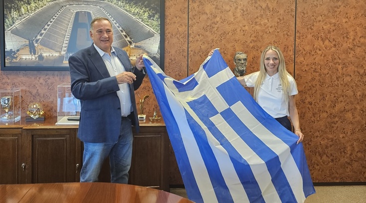 Η Αντιγόνη Ντρισμπιώτη παρέλαβε την ελληνική σημαία για την τελετή έναρξης