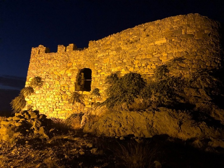 Άποψη του Κάστρου Παντελίου τη νύχτα
