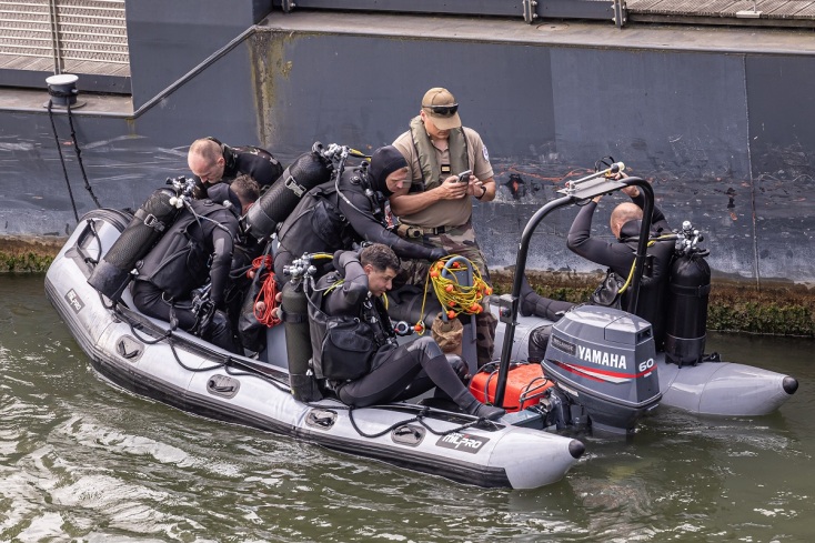 φουσκωτη βαρκα, βατραχανθρωποι