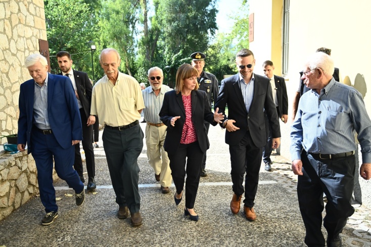 Η Πρόεδρος της Δημοκρατίας, Κατερίνα Σακελλαροπούλου, μαζί με τον δήμαρχο Αθηναίων, Χάρη Δούκα, και φυλακισθέντες από τη Χούντα στα πρώην κρατητήρια των ΕΑΤ - ΕΣΑ